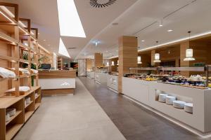 Supermarket nebo jiné obchody v  hotelu nebo okolí