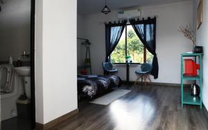 une chambre avec un lit et une fenêtre dans l'établissement Moc Chau Cottage homestay, à Mộc Châu 74 autres photos