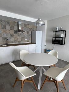Кухня или мини-кухня в Apartamentos La Mar
