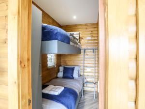 una stanza con due letti a castello in una cabina di Hilltop Lodge a Corwen