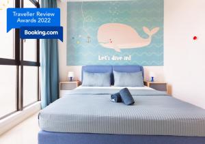 een slaapkamer met een bed met een walvis erop bij Legoland Fun- Hostahome Suites at D'Pristine Residence in Nusajaya