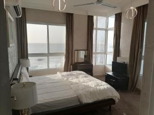 Un pat sau paturi într-o cameră la Amwaj hotel Salalah Mirbat