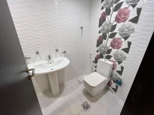 Kylpyhuone majoituspaikassa Economic rooms for rent in Dubai