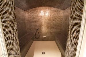 uma casa de banho com um chuveiro e uma mangueira em Hotel Bero em Oostende