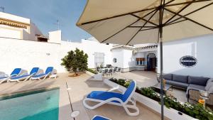 Bazén v ubytovaní Luxury 5 Bed House private pool and Sea View Nerja alebo v jeho blízkosti