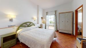 Posteľ alebo postele v izbe v ubytovaní Luxury 5 Bed House private pool and Sea View Nerja + 30 fotografií
