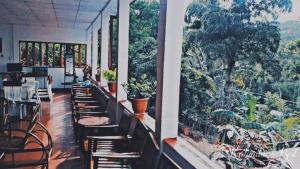 una fila de sillas en un restaurante con ventanas en Koslanda Rest, en Koslanda
