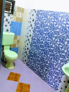 baño con aseo y cortina de ducha azul en Koslanda Rest, en Koslanda