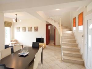 een eetkamer en een woonkamer met een trap bij Villa Seagull in Skála Kefalonias