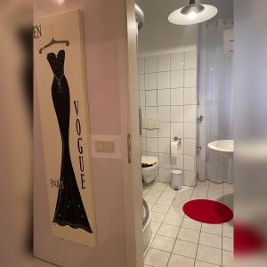 a bathroom with a black dress on a hanger at Simply Good Appartment in Borna