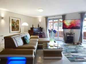 a living room with a couch and a tv at Chalet Valley in Valley