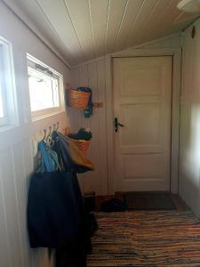 a hallway with a door and baskets on the wall at Lysebakken, koselig feriehytte på Vestland in Reed