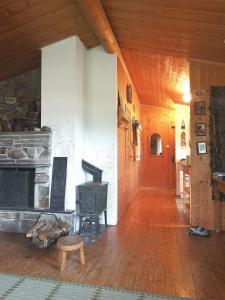 a living room with a fireplace and a stove at Lysebakken, koselig feriehytte på Vestland in Reed