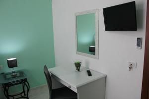 Zimmer mit einem Schreibtisch mit einem Spiegel und einem Stuhl in der Unterkunft B&B Trapani Bedda in Paceco