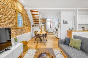 a living room with a couch and a table at LE BROADWAY - Duplex entièrement rénové in Toulouse