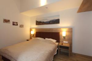 Ein Bett oder Betten in einem Zimmer der Unterkunft H&P Touristik Residenz Grafenmatt GRA-3-2
