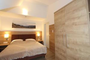 Ein Bett oder Betten in einem Zimmer der Unterkunft H&P Touristik Residenz Grafenmatt GRA-3-2