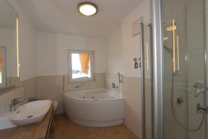 Ein Badezimmer in der Unterkunft H&P Touristik Residenz Grafenmatt GRA-3-2