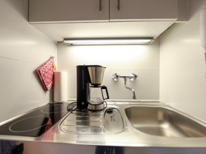 fregadero de cocina con cafetera encima en Appartement Jasper, en Westerland