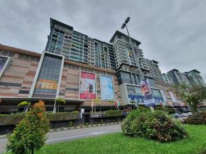 duży budynek z ulicą przed nim w obiekcie Lovely Vivacity Jazz Suite 2 Cozy Condo 2 Card LV6 w mieście Kuching