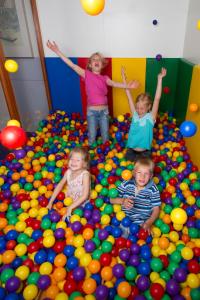 Tres niños están jugando en un montón de bolas en Hotel Bero, en Ostende