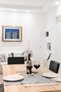 einen Tisch mit einer Flasche Wein und zwei Gläsern in der Unterkunft Vatican Townhouse in Rom