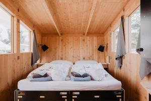 a bed in the inside of a tiny house at destinature Dorf Hitzacker in Hitzacker