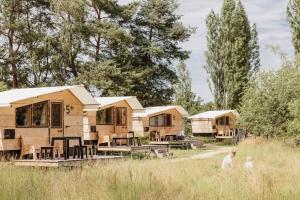 una fila de casas modulares en un campo en destinature Dorf Hitzacker en Hitzacker