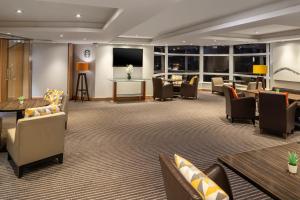 Lobbyn eller receptionsområdet på Holiday Inn Basingstoke, an IHG Hotel