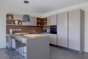 Virtuvė arba virtuvėlė apgyvendinimo įstaigoje Stunning 3BR Apartment with Marina Views