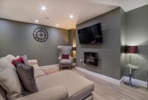 uma sala de estar com um sofá e uma televisão em Gillygate Boutique Apartment- Stunning City Centre 1 Bedroom Apartment em York