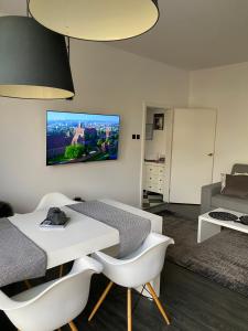 Televízia a/alebo spoločenská miestnosť v ubytovaní Apartament Kościuszki