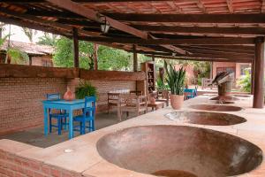 patio z 3 dużymi betonowymi umywalkami w obiekcie Pouse no Jardim w mieście Pirenópolis