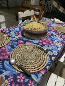 una mesa con dos platos de comida. en Pousadinha da Lulu - Pontal Mangue Seco, en Indiaroba