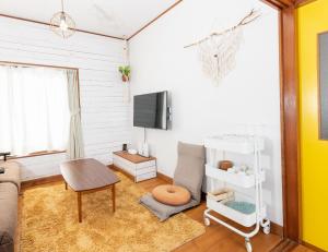 Pine Tree في كاماكورا: غرفة معيشة مع أريكة وتلفزيون
