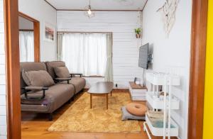 Pine Tree في كاماكورا: غرفة معيشة مع أريكة وطاولة