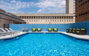 a swimming pool on the roof of a building at Holiday Inn Express Nashville-Downtown - Broadway, an IHG Hotel in Nashville