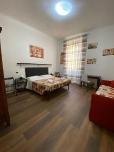 ローマにあるaffittacamere san pietro resortのベッドとソファ付きの広い客室です。