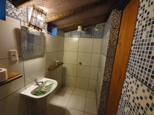 a bathroom with a sink and a shower at Pousada Casa Mágica -Taipu de Fora in Barra Grande