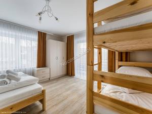 una camera con 2 letti a castello e un bagno di Apartamenty Nad Rzeką a Kacwin