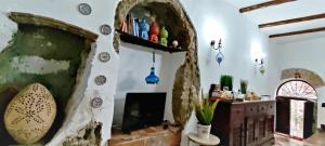 een woonkamer met een open haard en een plank bij Country House Marta in Marta
