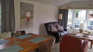 een woonkamer met een tafel en een stoel bij Boshuisje- Chez Michel in Wageningen