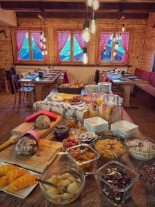 een tafel met veel verschillende soorten voedsel erop bij Chalet Sepp in Belalp