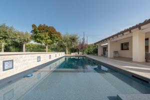 uma piscina ao lado de um edifício em Villa Angelina - IsulaTravel em Contrada Bosco