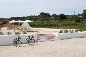 due biciclette parcheggiate su una spiaggia accanto a una piscina di Quinta do Barreiro a Borba