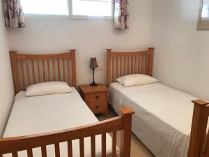 2 camas individuales en un dormitorio con ventana en Condado de Alhama PH1502, en Alhama de Murcia