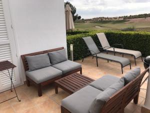 3 sillas y un sofá en el patio en Condado de Alhama PH1502, en Alhama de Murcia