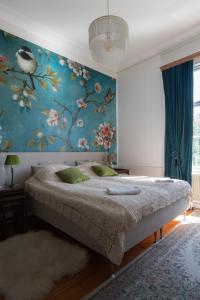 1 dormitorio con 1 cama y papel pintado con motivos florales en Amiralsgården Verstorp en Karlskrona