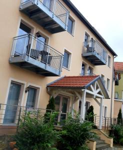 een appartementencomplex met balkons en een prieel bij Luxuriöse Ferienwohnungen in Königstein an der Elbe