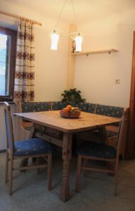 una mesa de madera con un bol de fruta. en Lü de Terza en San Vigilio Di Marebbe